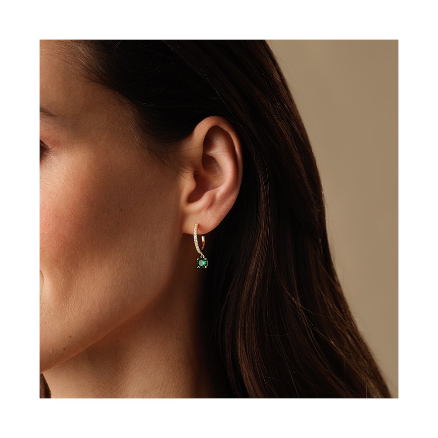 Nahaufnahme eines FAVS 375er Gelbgold Ohrrings mit Zirkonia und einem grünen Farbstein, getragen an einem Ohr.