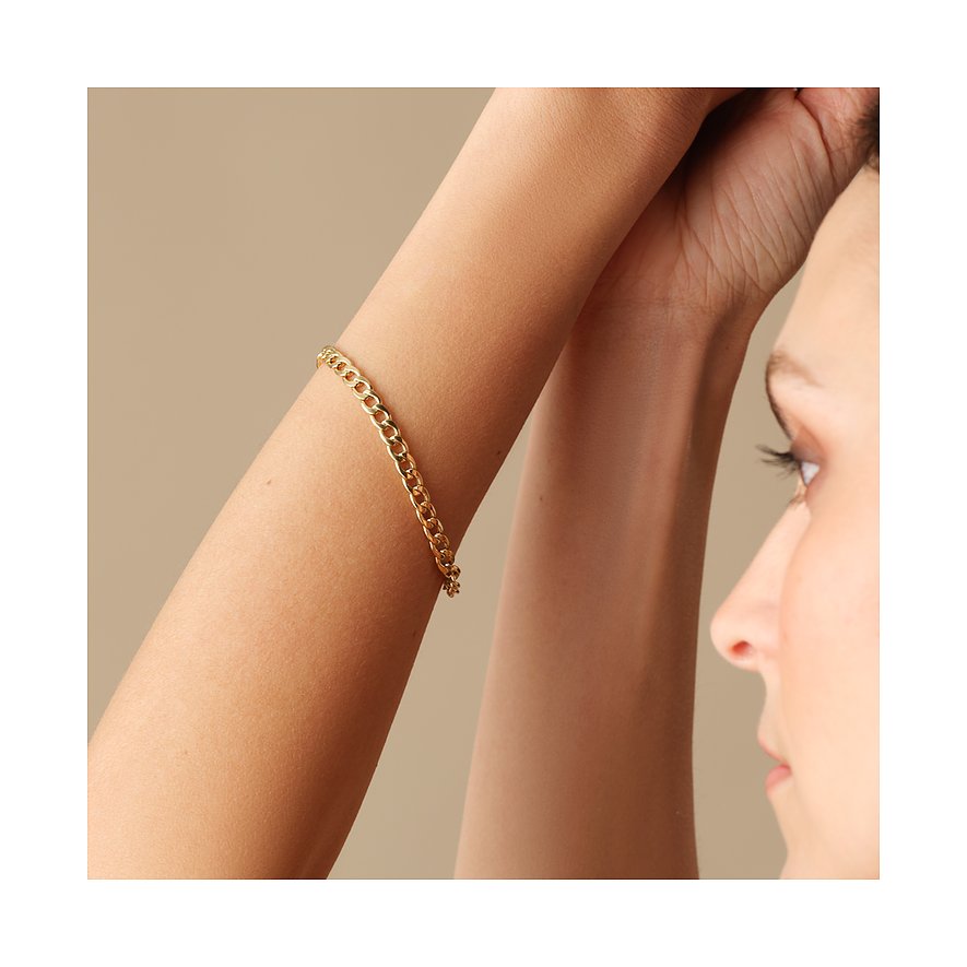 FAVS Gold Gelbgold Armschmuck, ein Panzerketten-Armband aus 375er Gold, an einem Arm getragen, Seitenansicht.