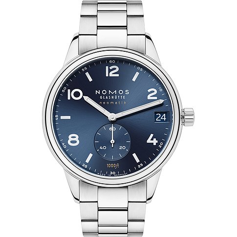 Nomos Glashütte Herrenuhr mit Edelstahlgehäuse und blauem Zifferblatt.