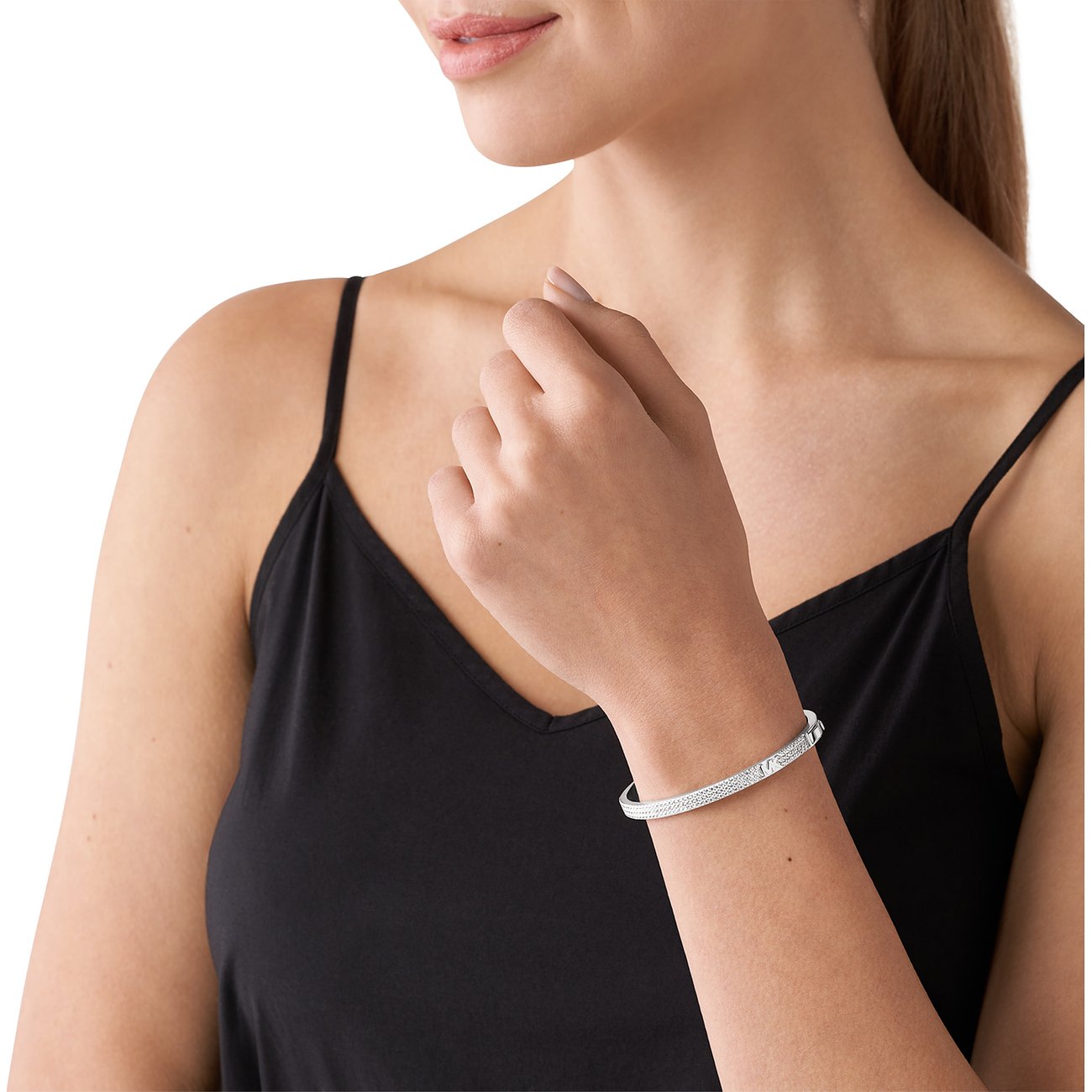 Am Handgelenk einer Frau ist das Michael Kors Armband aus Silber mit Zirkonia zu sehen.