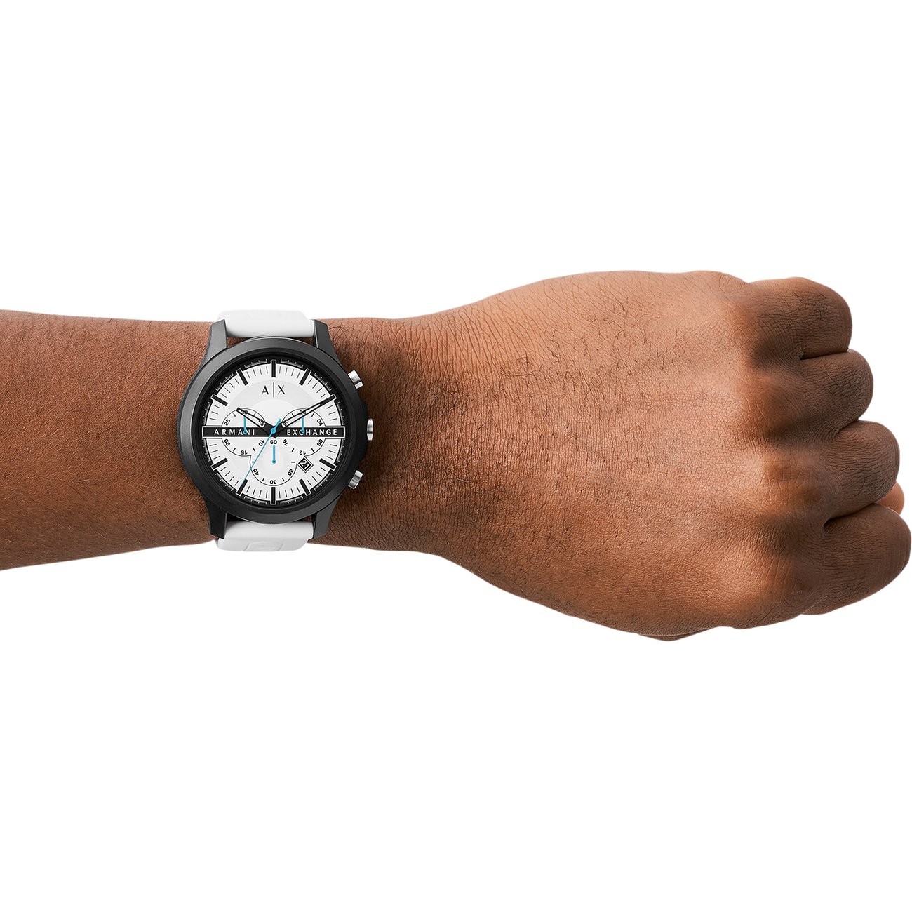 Am Handgelenk getragene Herrenuhr von Armani Exchange mit weißem Perlon/Nylon-Armband und weißem Zifferblatt.