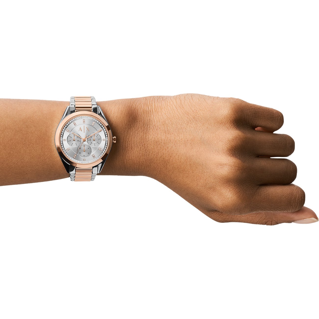Die Armani Exchange Damenuhr aus Edelstahl mit farbigen Steinen ist am Handgelenk sichtbar und zeigt das Zifferblatt.
