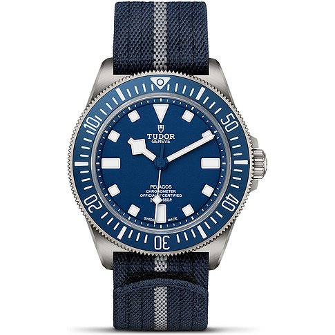 Tudor Herrenuhr mit Titan-Gehäuse, blauem Zifferblatt und Stoffarmband.
