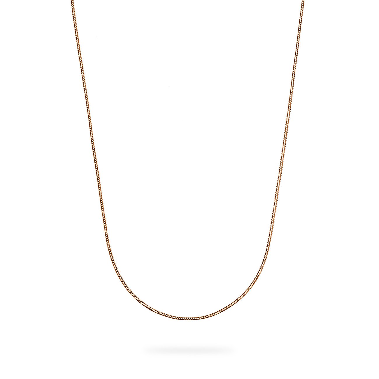 Close-up einer einfachen, goldfarbenen FAVS Halskette aus 925er Silber elegant drapiert auf weißem Hintergrund.