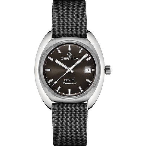 Certina Herrenuhr mit Edelstahlgehäuse und braunem Zifferblatt an grauem Textilarmband.