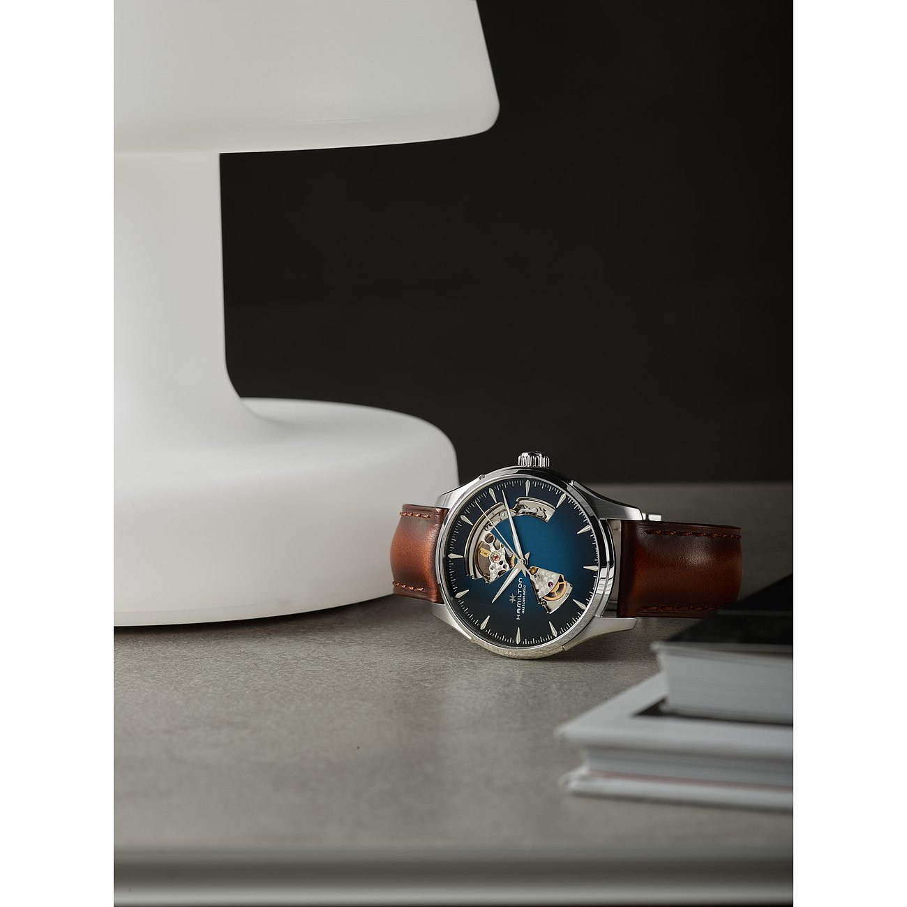 Hamilton Herrenuhr mit Edelstahlgehäuse und Lederarmband, mit offenem Zifferblatt.