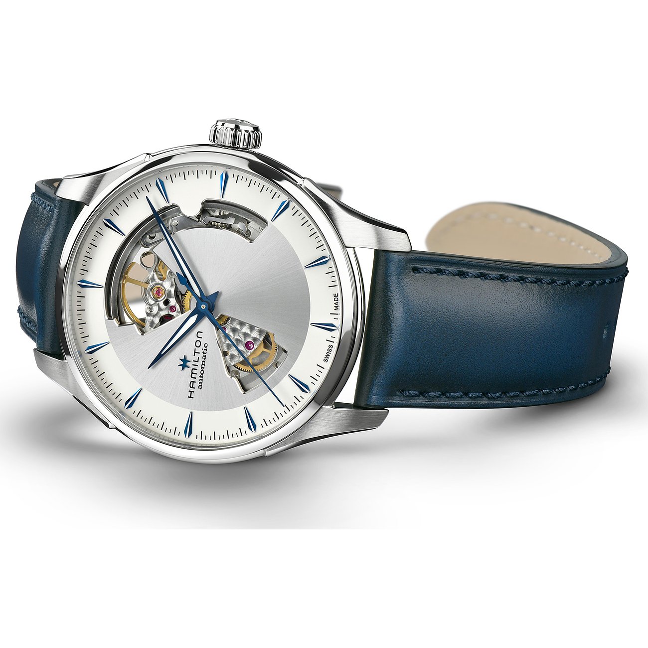 Hamilton Herrenuhr aus Edelstahl mit blauem Lederarmband und offenem Zifferblatt, schräg von oben.