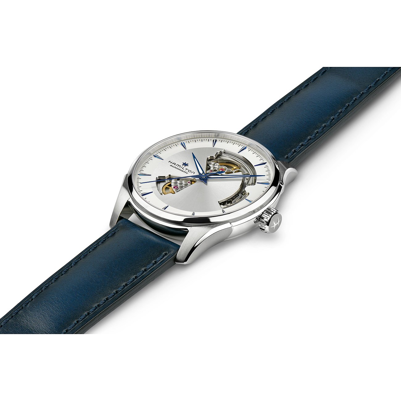Nahaufnahme einer Hamilton Herrenuhr aus blauem Leder und Edelstahl, die schräg von oben eine offene Mechanik zeigt.