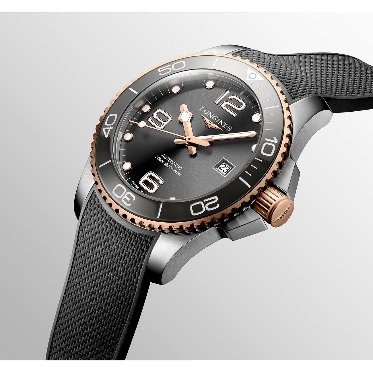 Longines Herrenuhr mit Edelstahlgehäuse, Keramiklünette und Datum.