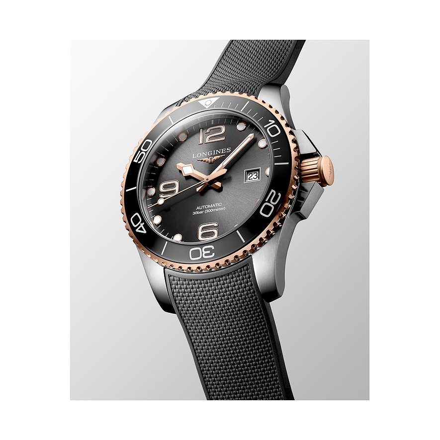 Longines Herrenuhr mit Edelstahlgehäuse und Keramiklünette, analog, mit Datum.