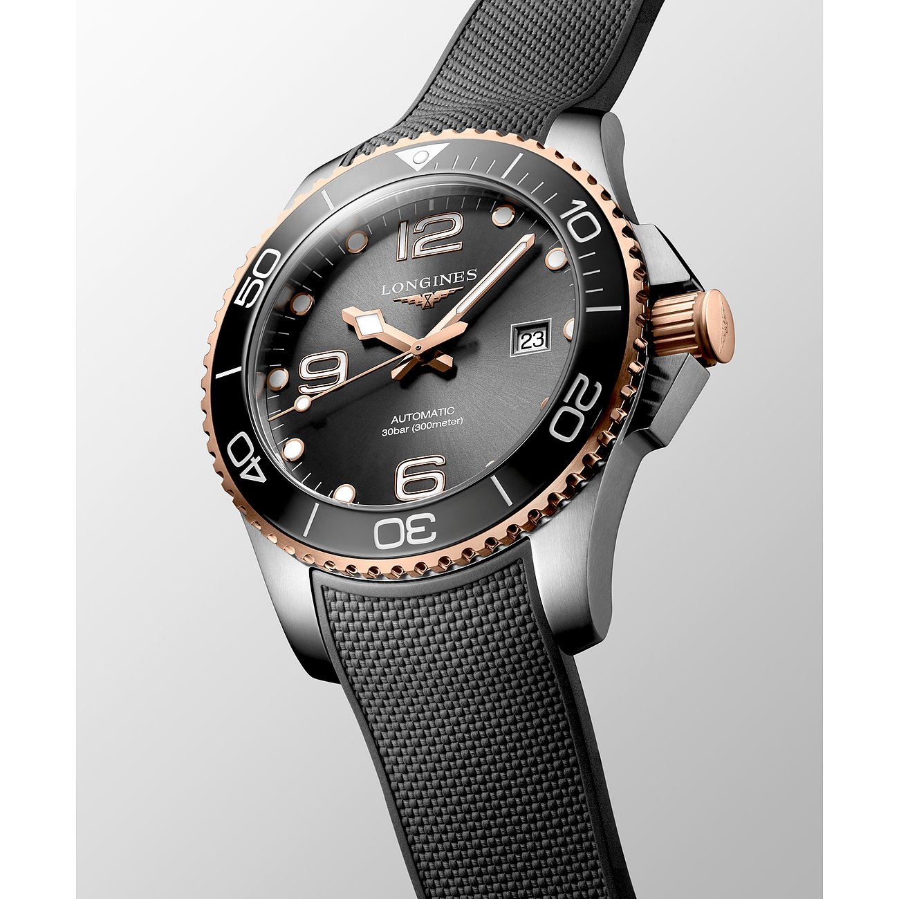 Longines Herrenuhr mit Edelstahlgehäuse und Keramiklünette, analog, mit Datum.