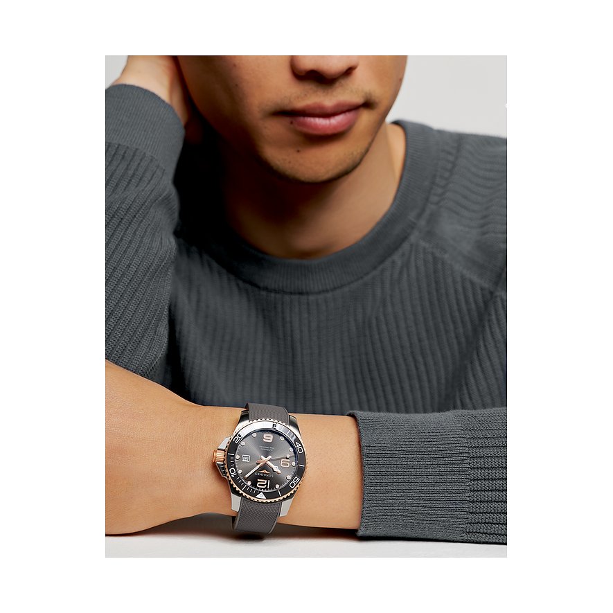 Longines Herrenuhr mit Edelstahlgehäuse, Keramiklünette, analogem Zifferblatt und Datum.