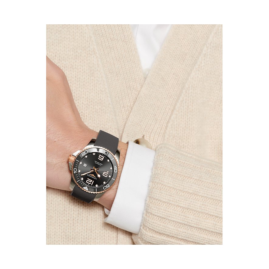 Longines Herrenuhr mit Edelstahlgehäuse und schwarzem Zifferblatt.
