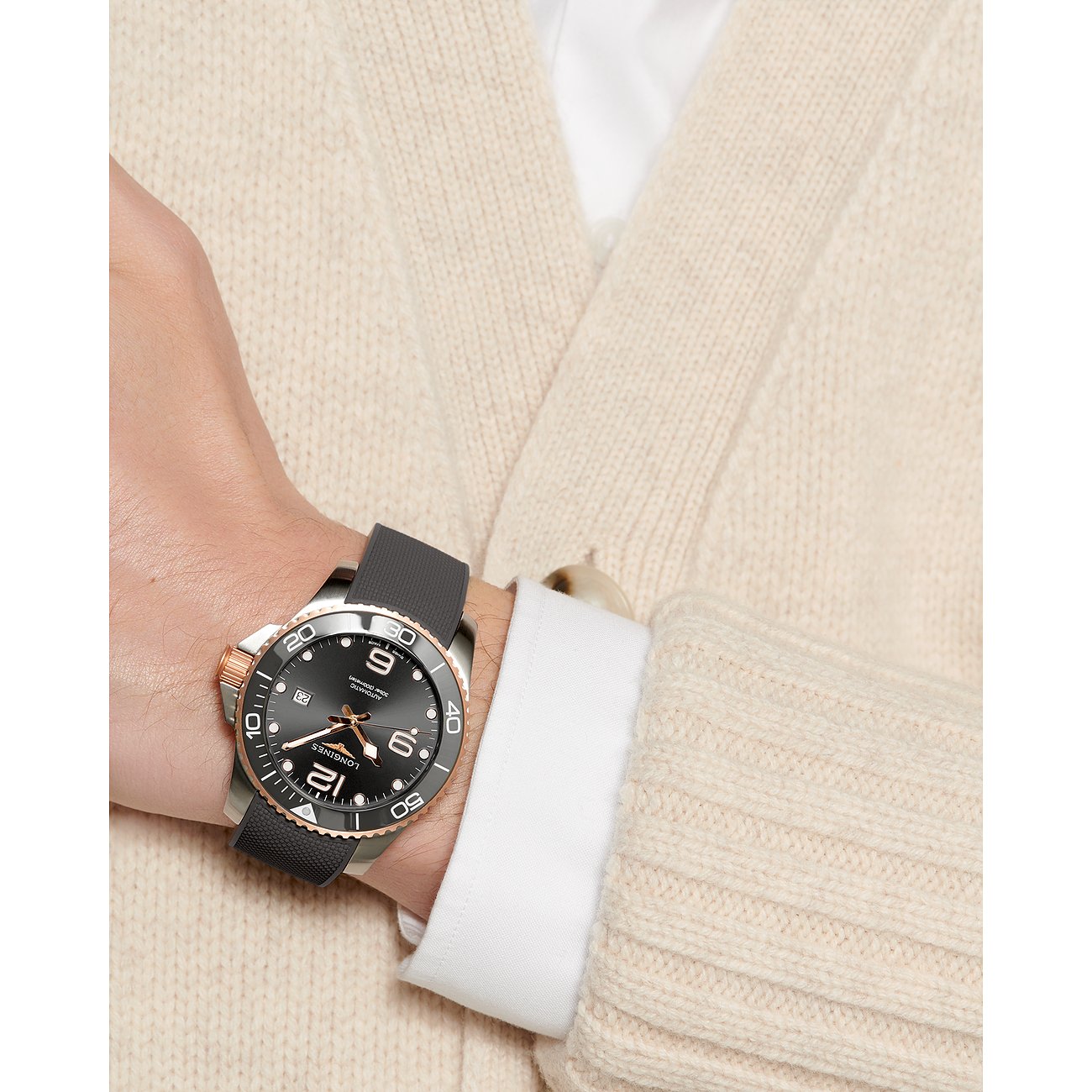 Longines Herrenuhr mit Edelstahlgehäuse und schwarzem Zifferblatt.