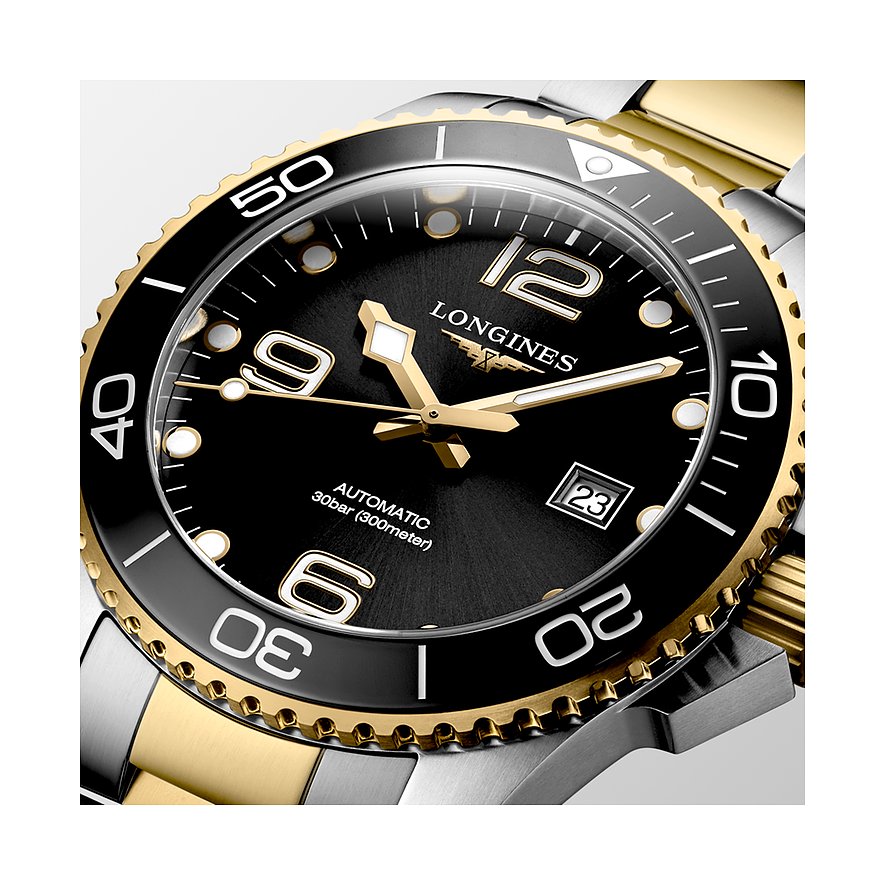 Longines Herrenuhr mit Edelstahlgehäuse, schwarzem Zifferblatt und goldfarbener Lünette.