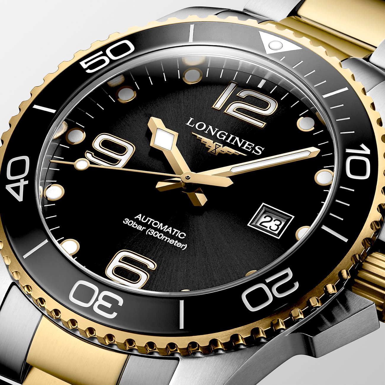 Longines Herrenuhr mit Edelstahlgehäuse, schwarzem Zifferblatt und goldfarbener Lünette.