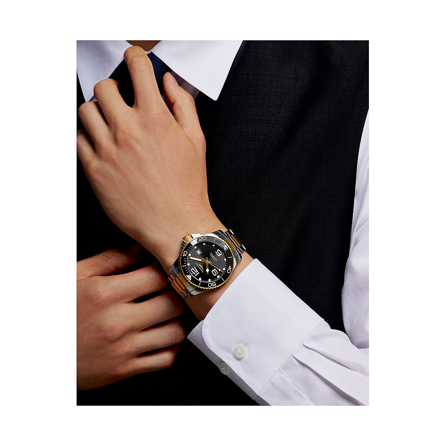 Longines Herrenuhr mit Edelstahlgehäuse und schwarzem Zifferblatt.