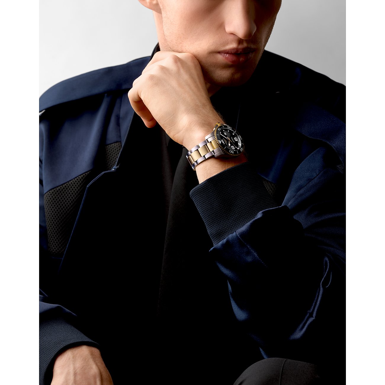 Longines Herrenuhr mit Edelstahlgehäuse, Keramiklünette und bicolor-Armband.