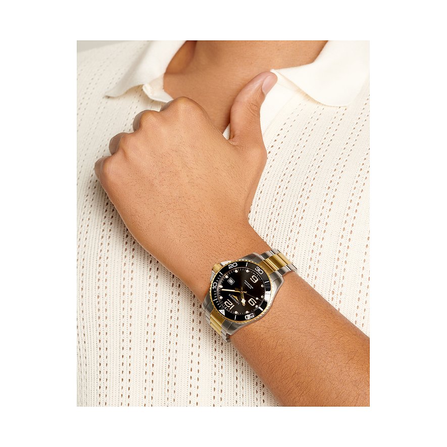 Longines Herrenuhr mit Edelstahlgehäuse, bicolor, mit schwarzer Keramiklünette.