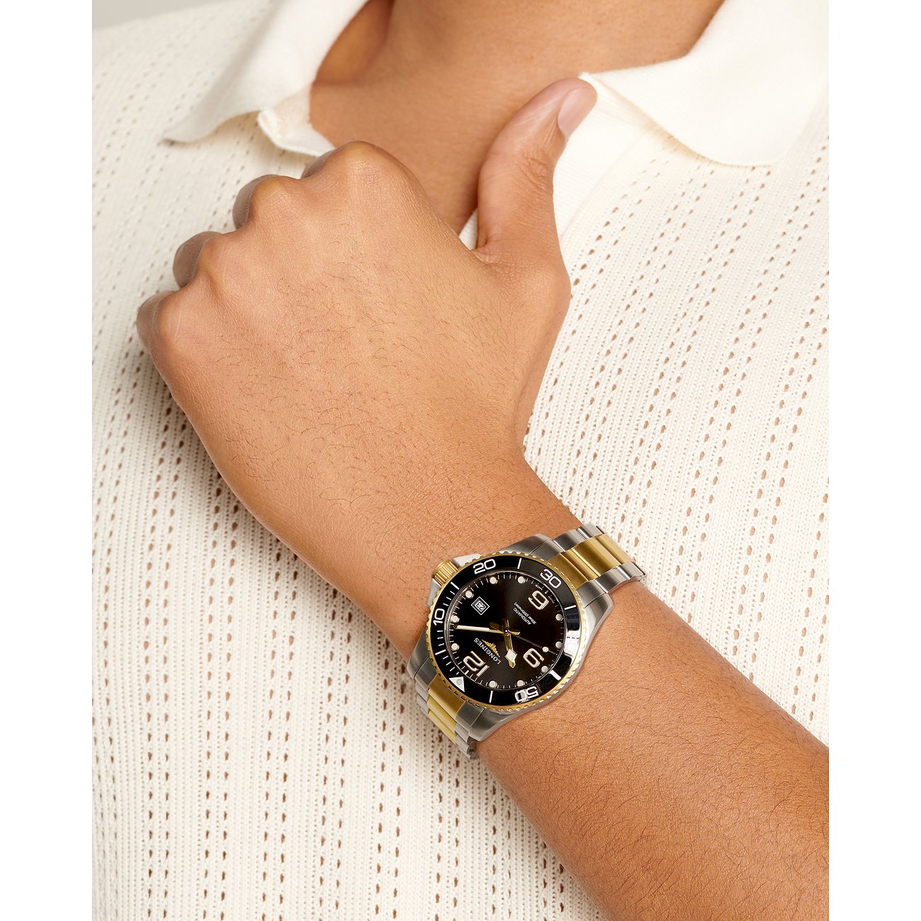 Longines Herrenuhr mit Edelstahlgehäuse, bicolor, mit schwarzer Keramiklünette.