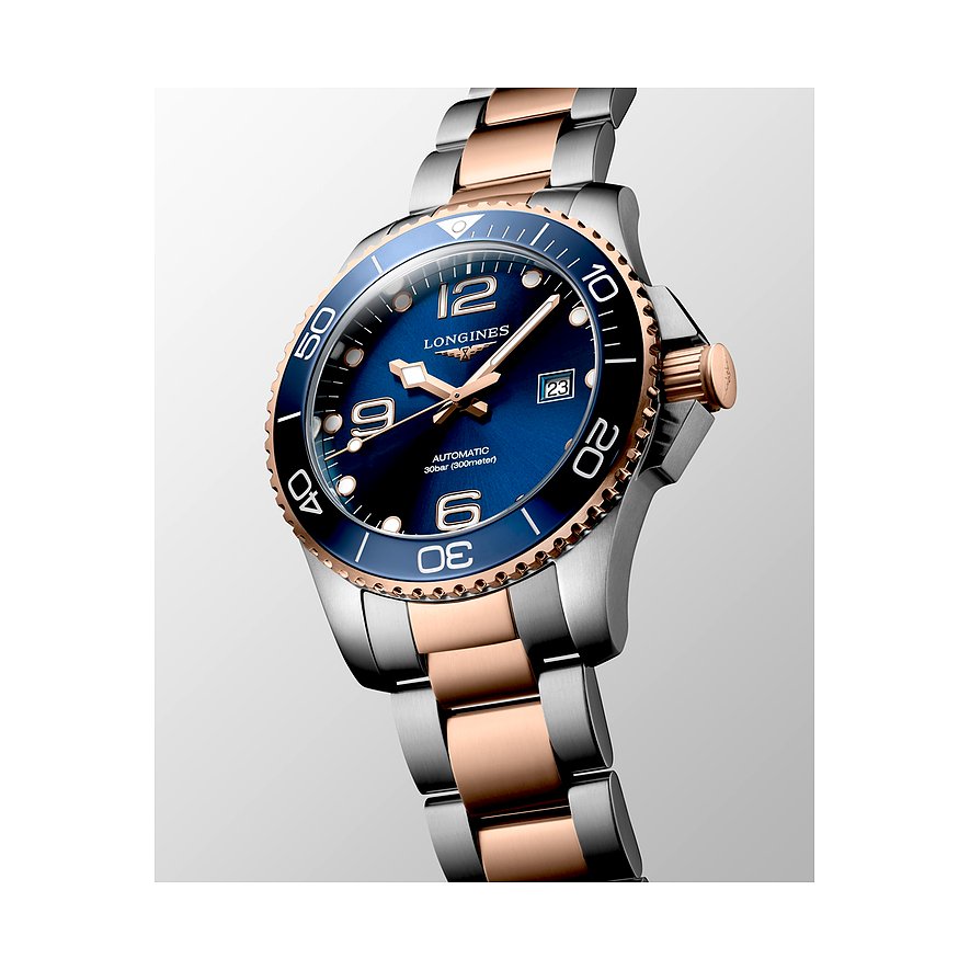 Longines Herrenuhr mit Edelstahlgehäuse, blauem Zifferblatt und Keramiklünette.