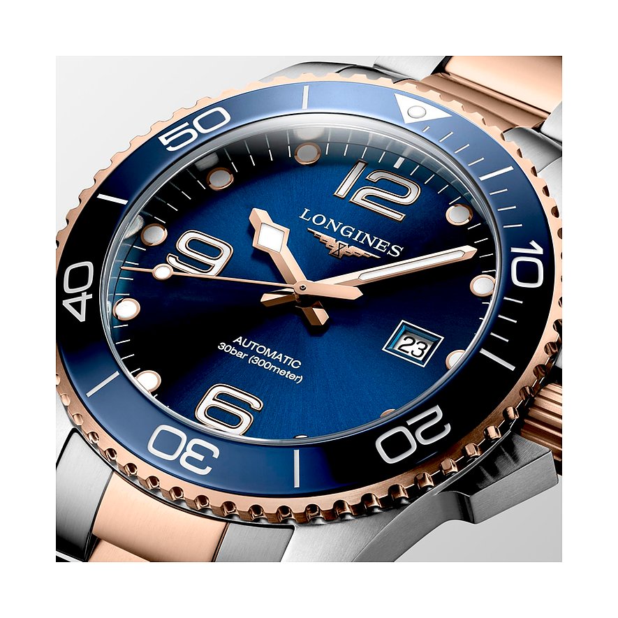 Longines Herrenuhr mit Edelstahlgehäuse, blauem Zifferblatt und Keramiklünette.