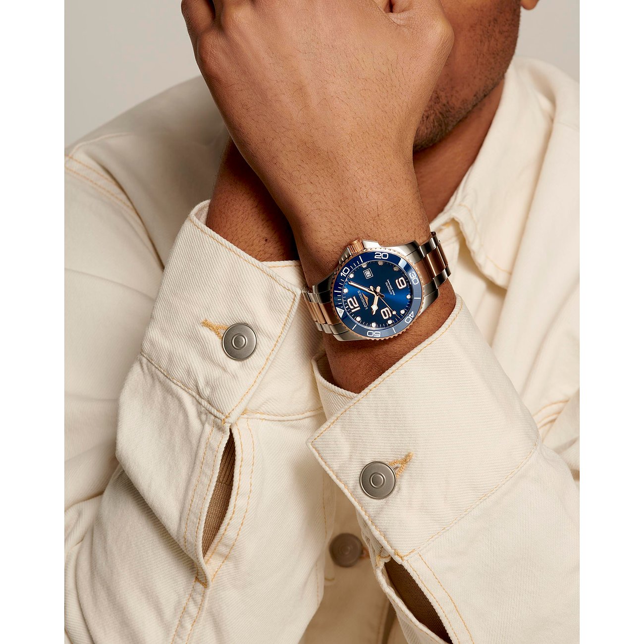 Longines Herrenuhr mit Edelstahlgehäuse, blauem Zifferblatt und Keramiklünette.