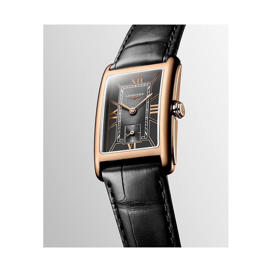 Nahaufnahme einer rechteckigen Longines Damenuhr aus 750er Roségold mit schwarzem Zifferblatt und Lederarmband.