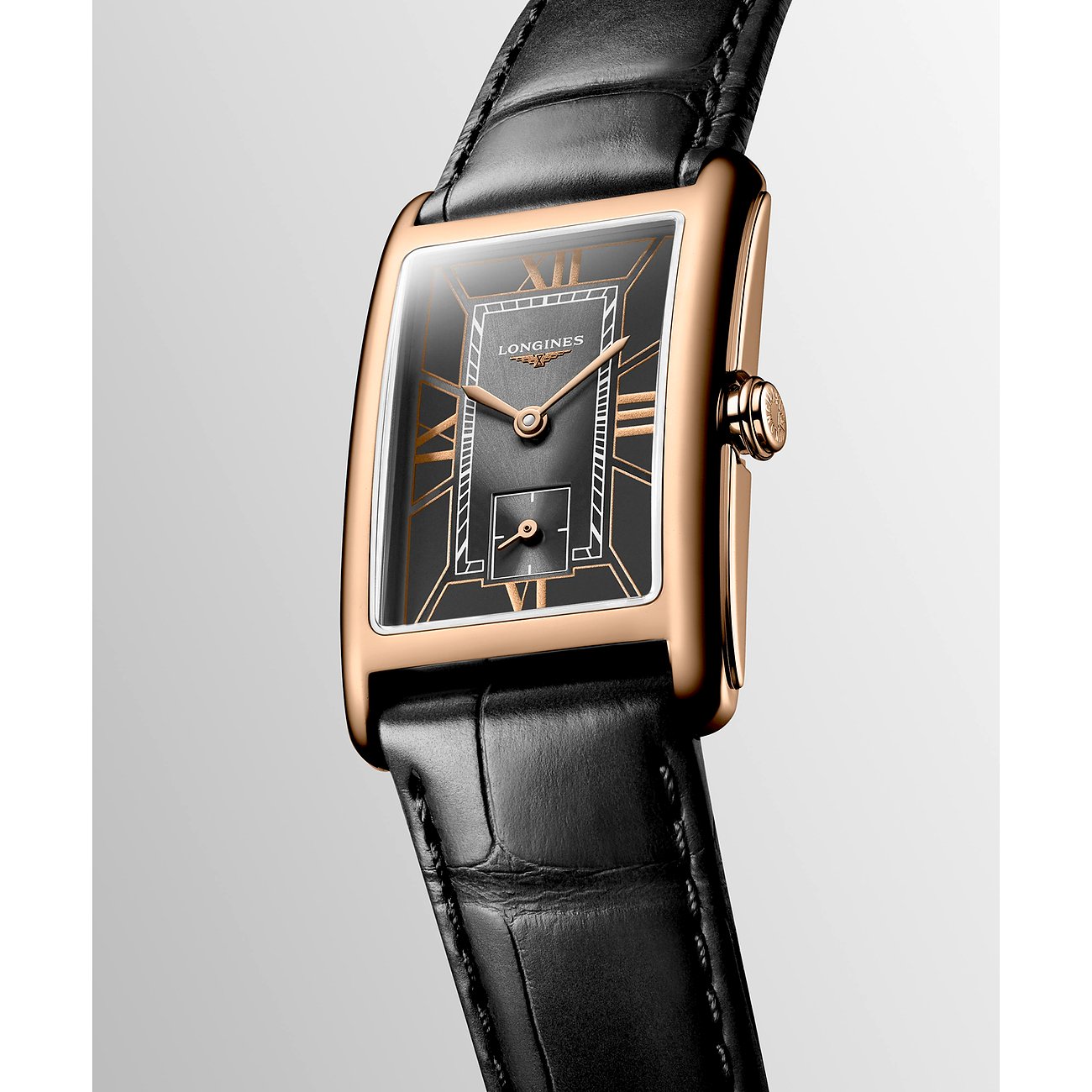 Nahaufnahme einer rechteckigen Longines Damenuhr aus 750er Roségold mit schwarzem Zifferblatt und Lederarmband.