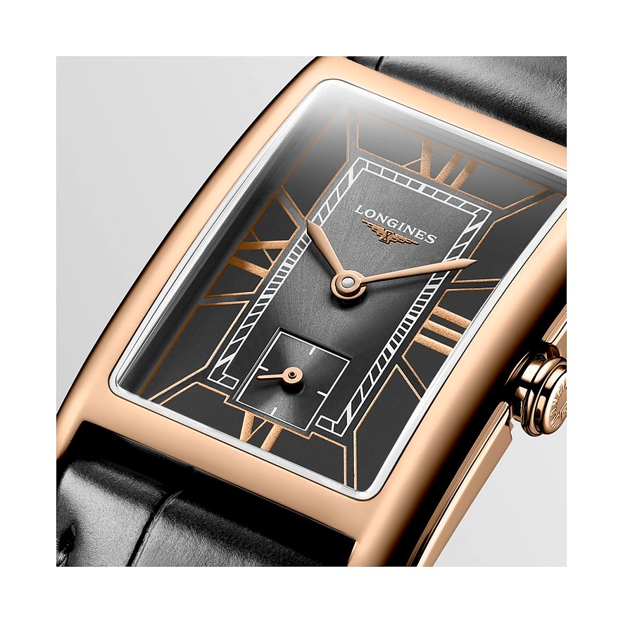 Nahaufnahme der Longines Damenuhr aus schimmerndem 750er Roségold mit rechteckigem, schwarzem Zifferblatt.