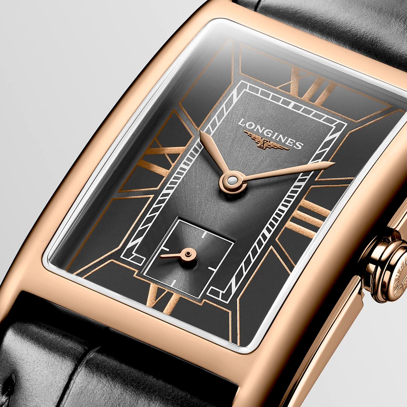 Nahaufnahme der Longines Damenuhr aus schimmerndem 750er Roségold mit rechteckigem, schwarzem Zifferblatt.