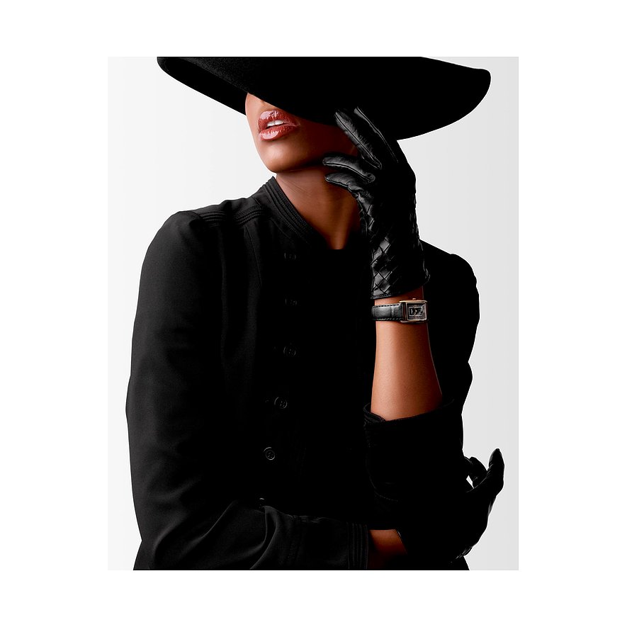 Nahaufnahme eines Models mit schwarzem Hut und Handschuhen, die eine Longines Damenuhr aus Roségold trägt.