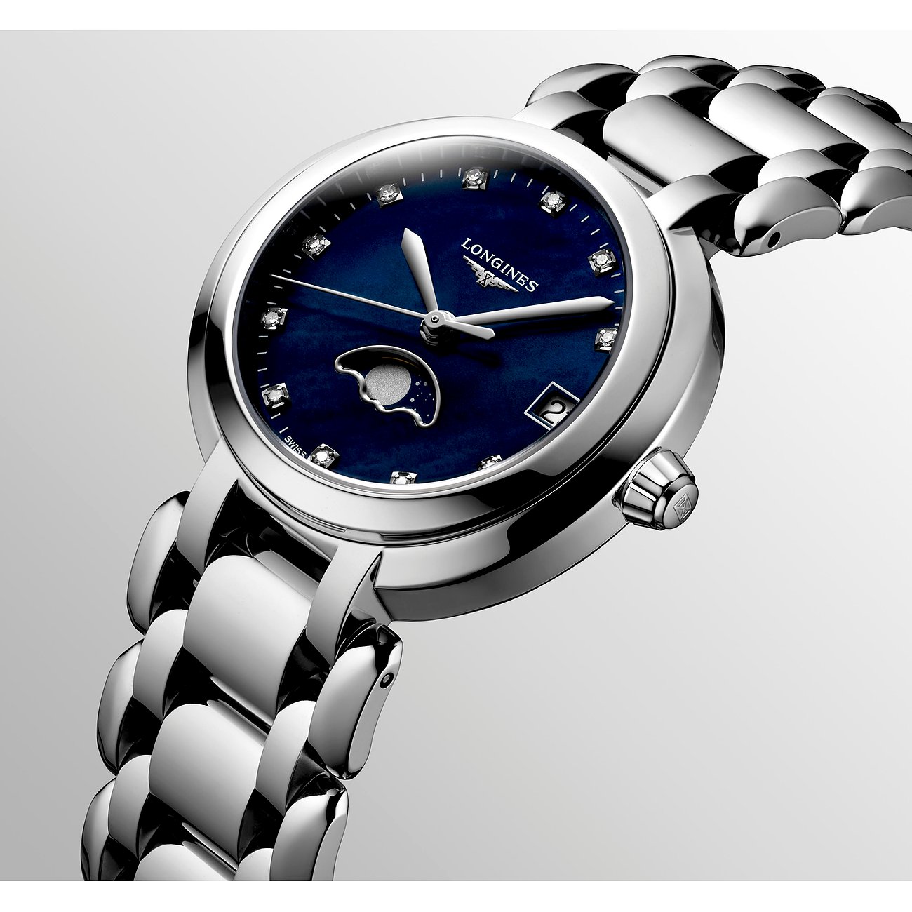 Longines Damenuhr aus Edelstahl mit blauem Zifferblatt und Diamanten.