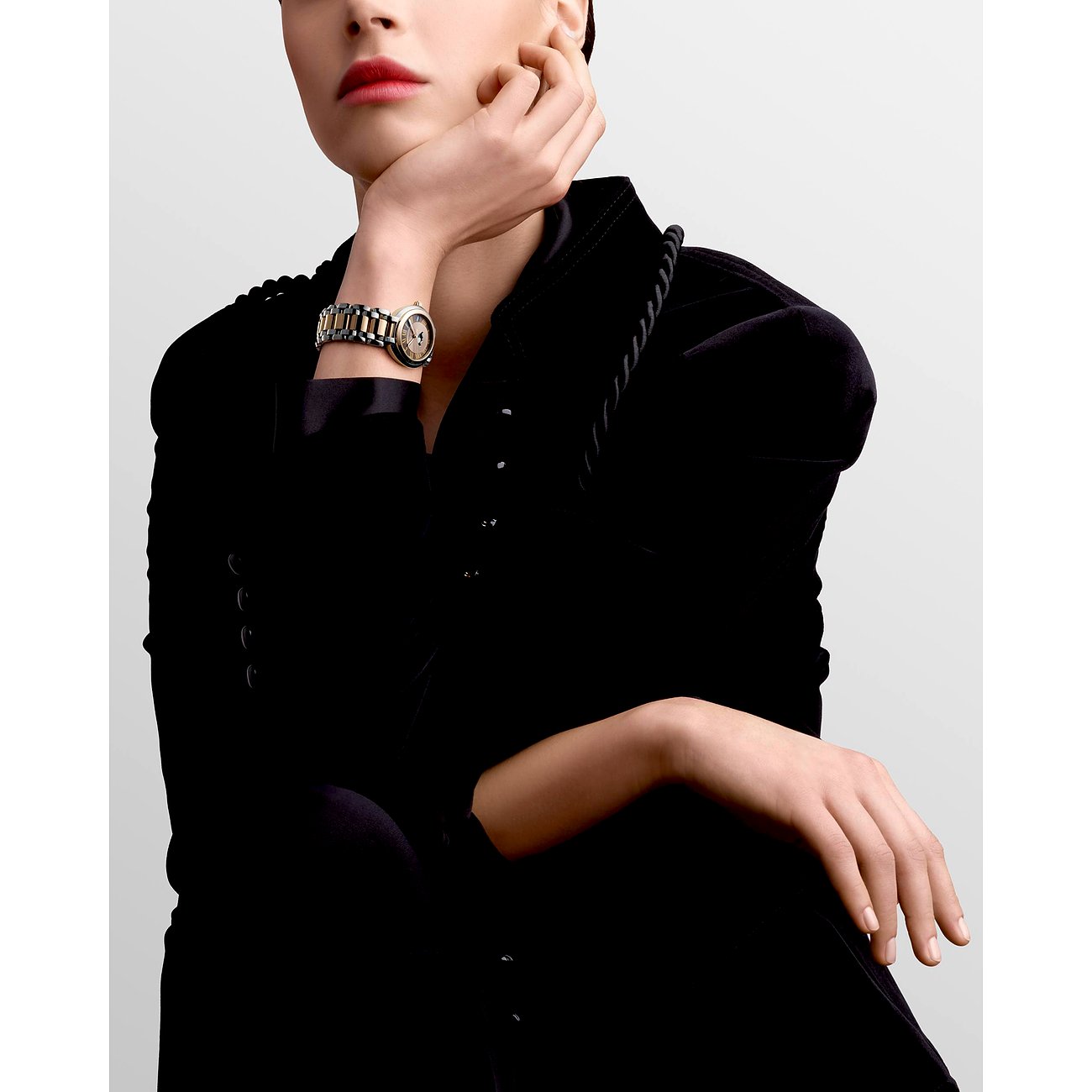 Longines Damenuhr aus Edelstahl und 750 Roségold, analog mit römischen Ziffern.