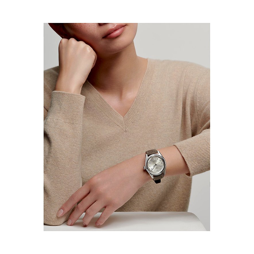 Longines Damenuhr mit Edelstahlgehäuse, silberfarbenes Zifferblatt und braunes Armband.