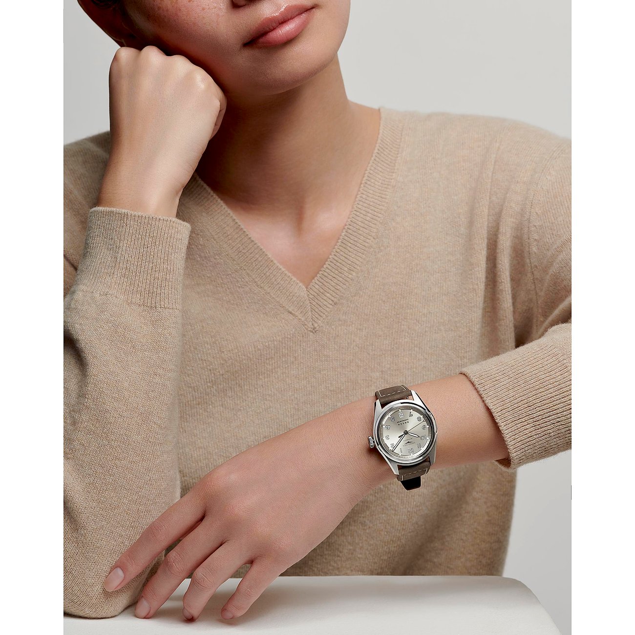 Longines Damenuhr mit Edelstahlgehäuse, silberfarbenes Zifferblatt und braunes Armband.