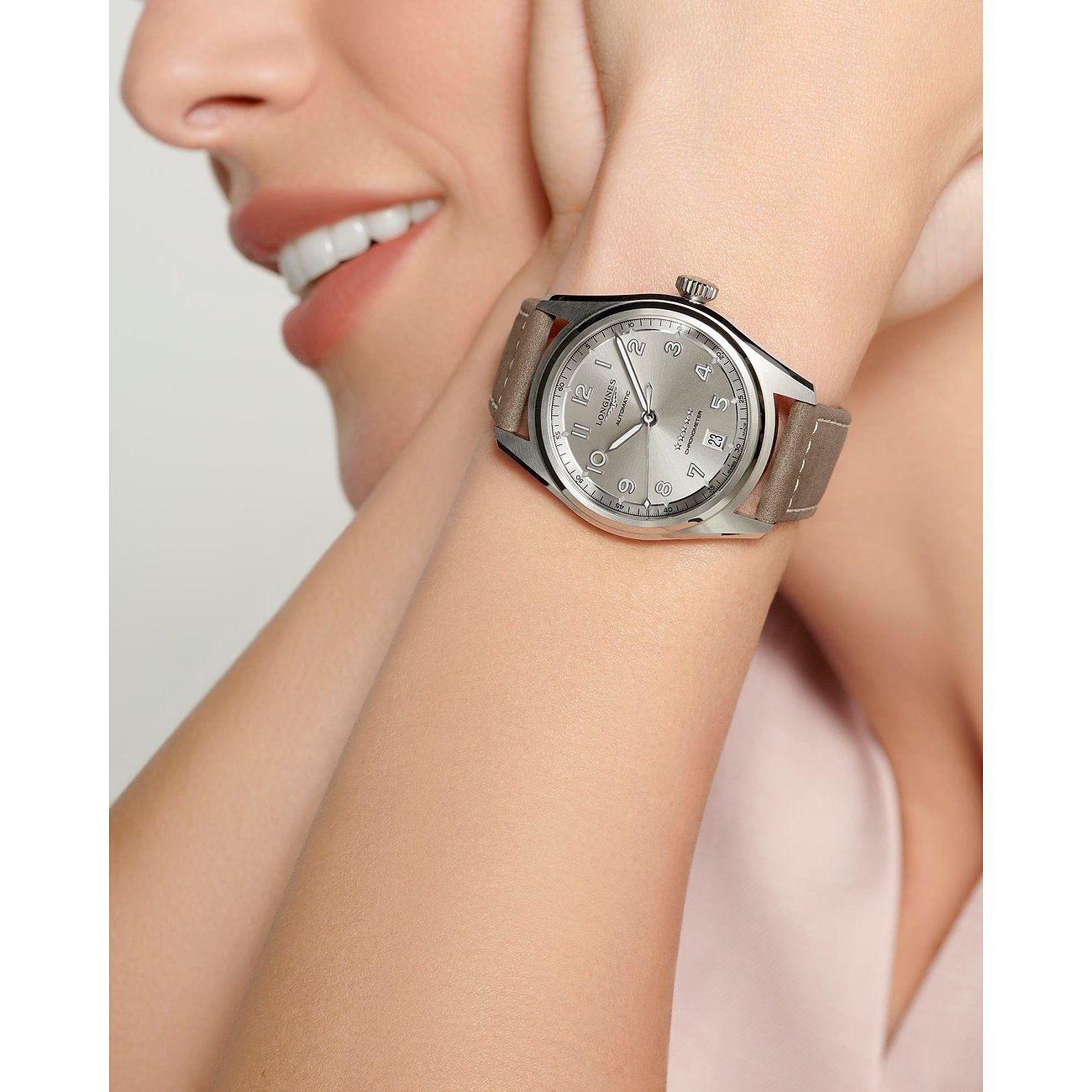 Longines Damenuhr mit Edelstahlgehäuse, silberfarbenes Zifferblatt und braunes Armband.