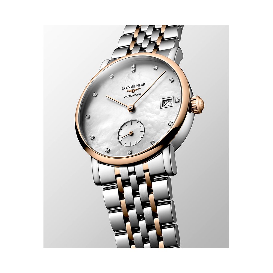 Nahaufnahme einer Longines Damenuhr aus Edelstahl und Roségold mit weißem Zifferblatt und Diamanten als Stundenmarkierungen.