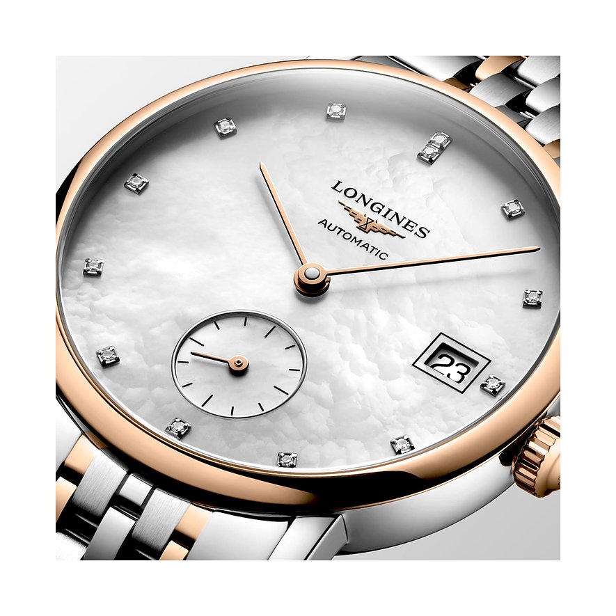 Nahaufnahme einer Longines Damenuhr aus Edelstahl und Roségold mit Diamanten auf dem Perlmuttzifferblatt.