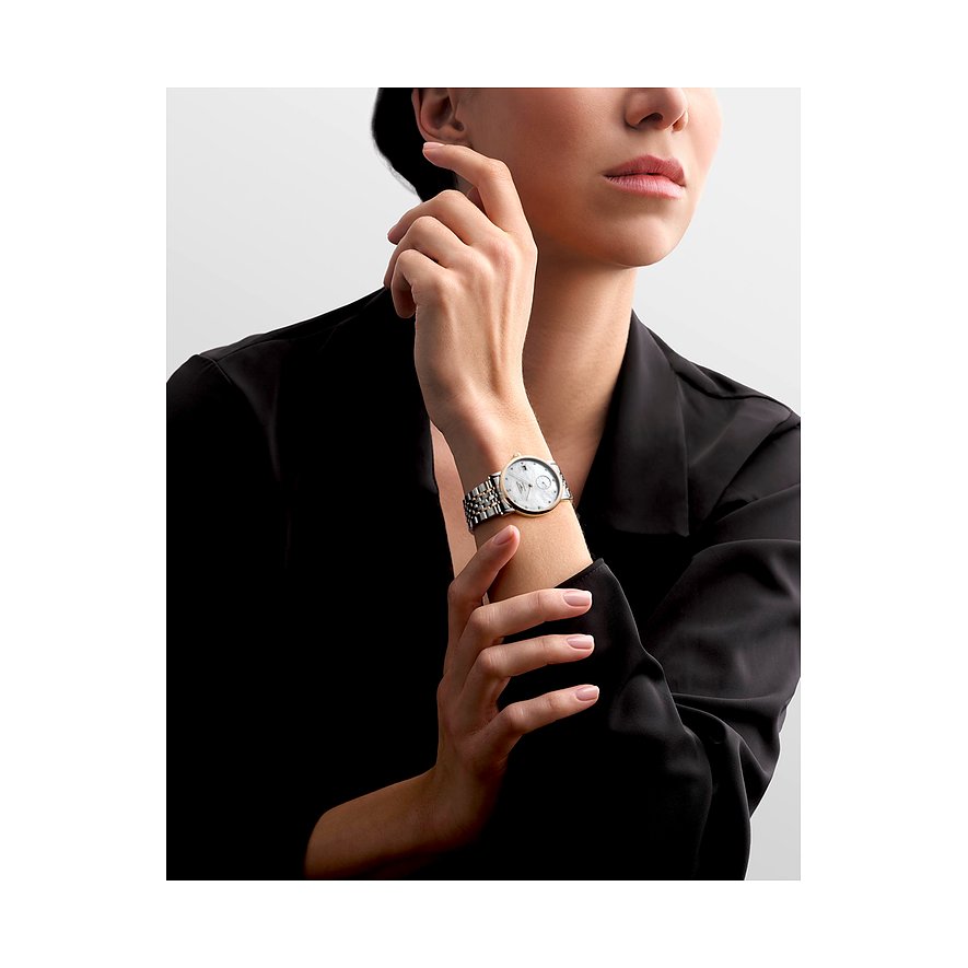 Nahaufnahme einer Longines Damenuhr aus Edelstahl und Roségold mit Diamanten am Handgelenk eines Models.