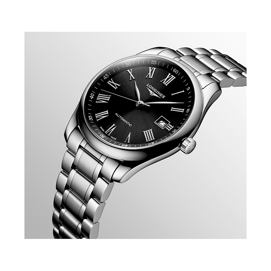Nahaufnahme der Longines Herrenuhr aus Edelstahl mit dunklem Zifferblatt, römischen Ziffern und Datumsanzeige.