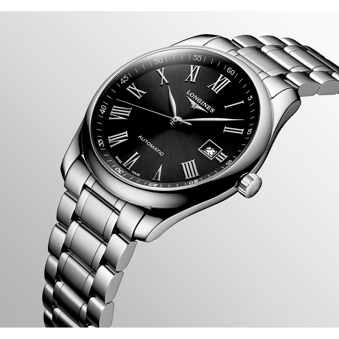 Nahaufnahme der Longines Herrenuhr aus Edelstahl mit dunklem Zifferblatt, römischen Ziffern und Datumsanzeige.