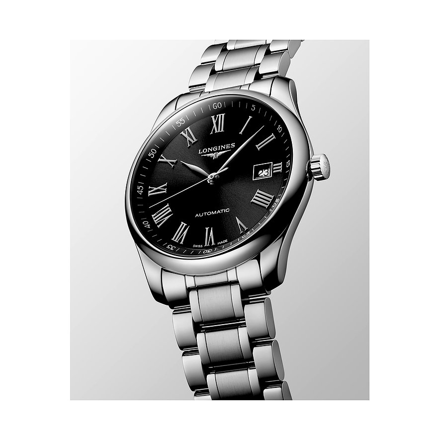 Nahaufnahme einer Longines Herrenuhr aus Edelstahl mit schwarzem Zifferblatt und römischen Ziffern.