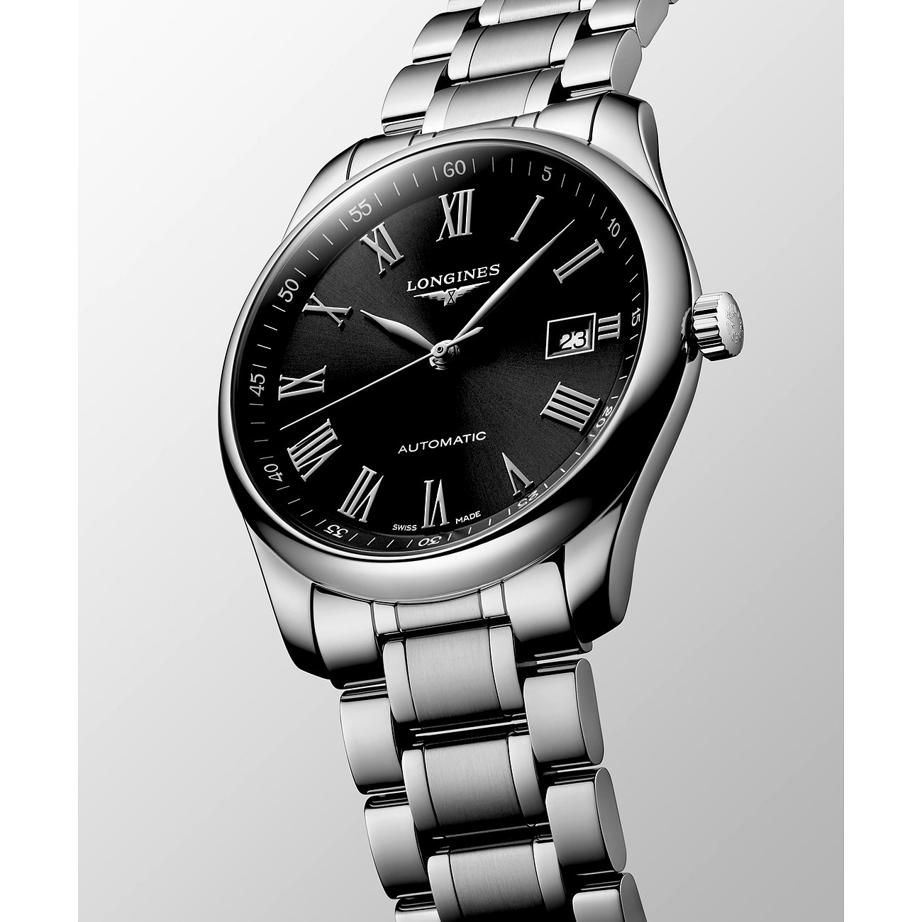 Nahaufnahme einer Longines Herrenuhr aus Edelstahl mit schwarzem Zifferblatt und römischen Ziffern.