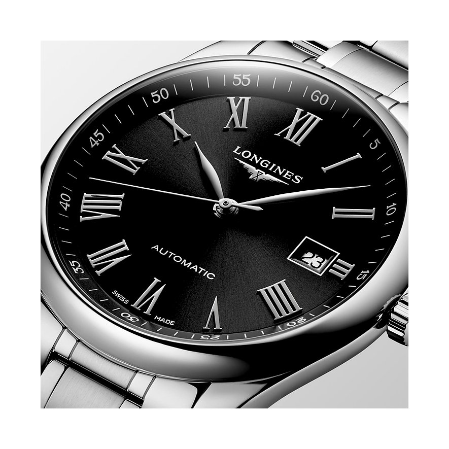 Nahaufnahme einer Longines Herrenuhr aus Edelstahl mit schwarzem Zifferblatt und römischen Silberziffern.