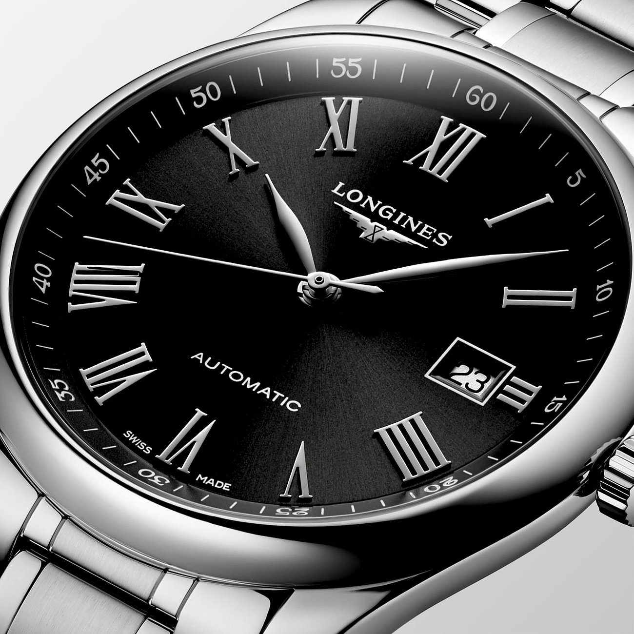 Nahaufnahme einer Longines Herrenuhr aus Edelstahl mit schwarzem Zifferblatt und römischen Silberziffern.