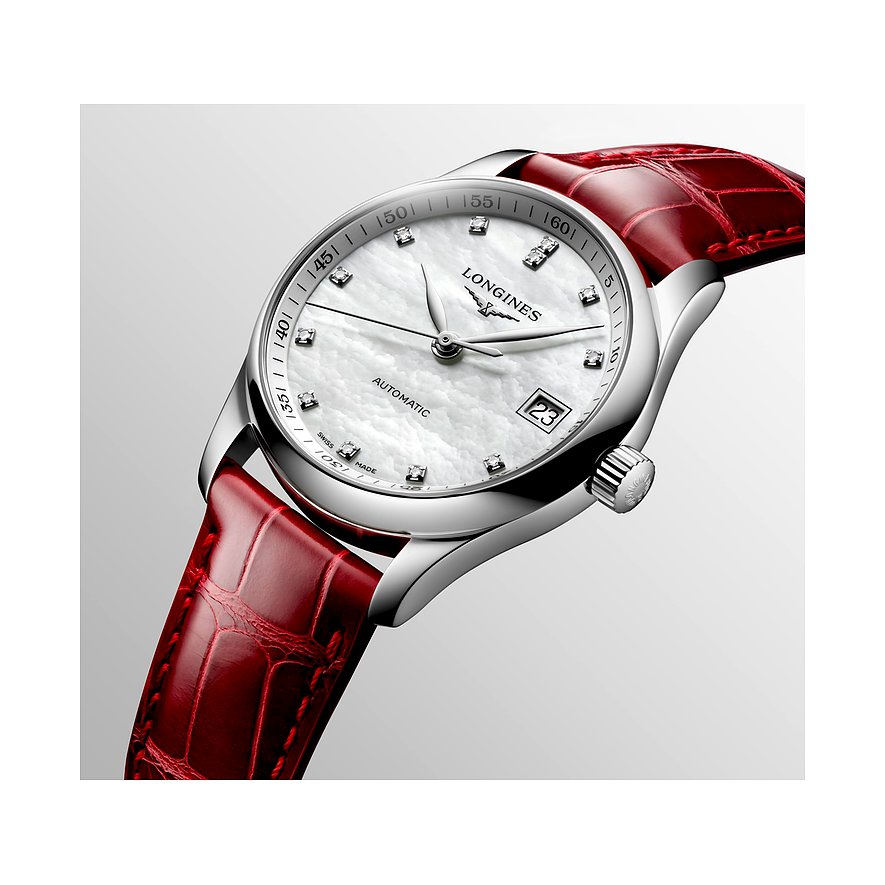 Nahaufnahme einer Longines Damenuhr aus Edelstahl mit Diamanten auf dem Perlmuttzifferblatt und rotem Lederarmband.