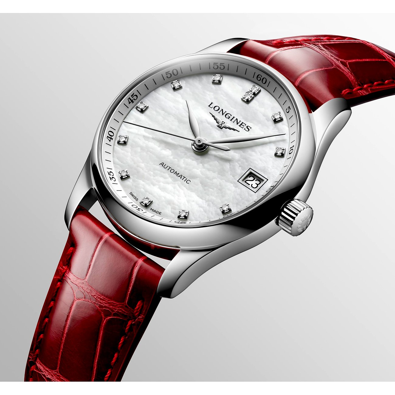 Nahaufnahme einer Longines Damenuhr aus Edelstahl mit Diamanten auf dem Perlmuttzifferblatt und rotem Lederarmband.