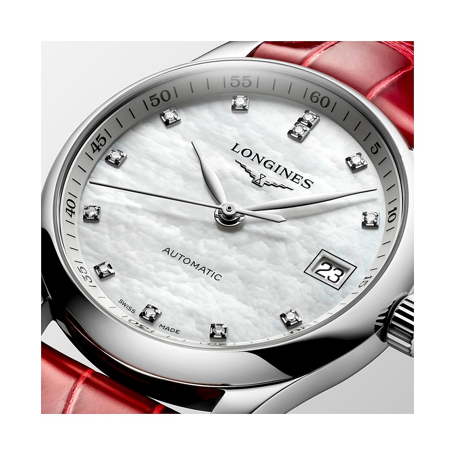 Nahaufnahme der Longines Damenuhr aus Edelstahl mit Diamanten auf einem perlmuttfarbenen Zifferblatt, rotem Armband.