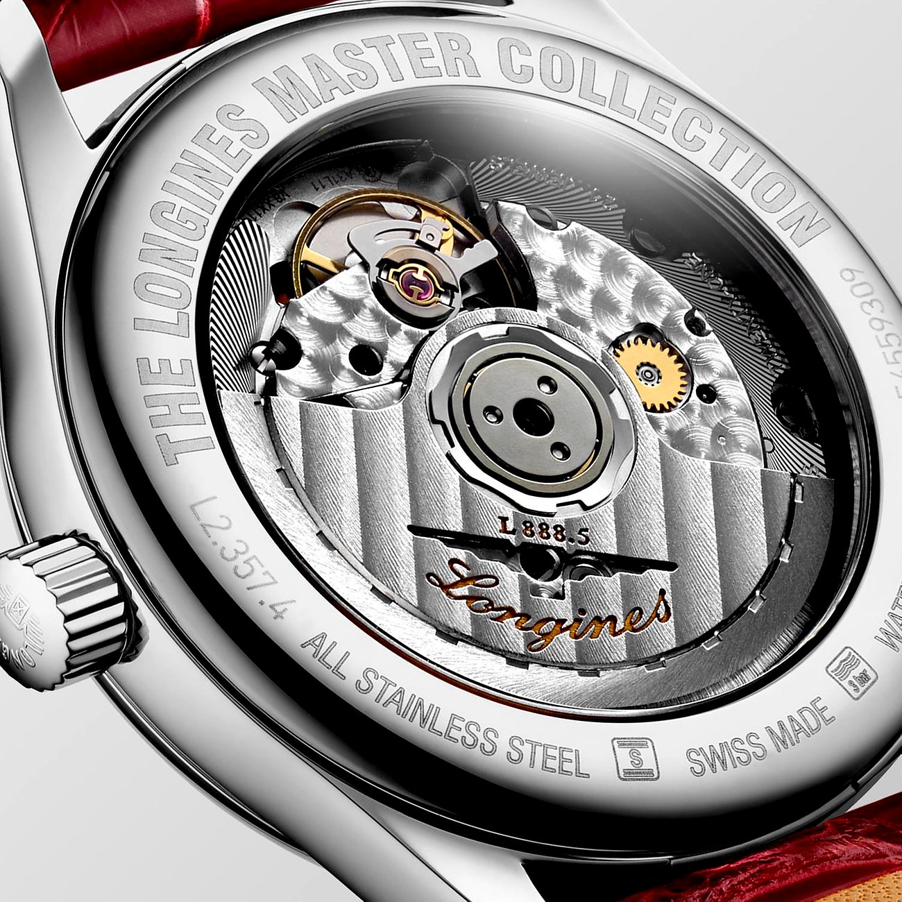 Nahaufnahme der Rückseite einer Longines Damenuhr aus Edelstahl mit sichtbarem Uhrwerk und Logo.